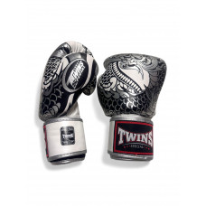 Боксерские перчатки Twins Special FBGV52 Dragon white silver 14 oz Боксерские перчатки Twins Special FBGV52 Dragon white silver 14 oz